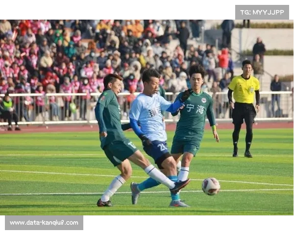 宁波联赛球员：寒风中比赛展现足球热情